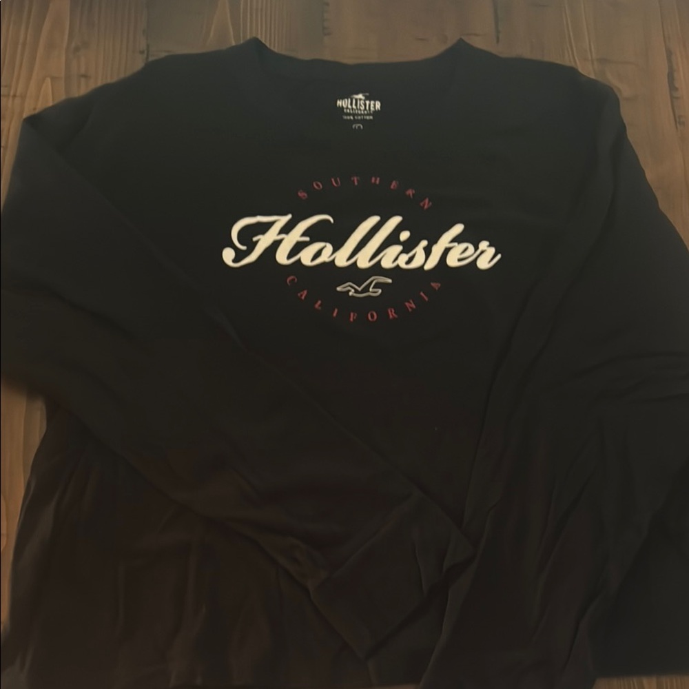 Hollister Black Graphic Long Sleeve cropped Tee